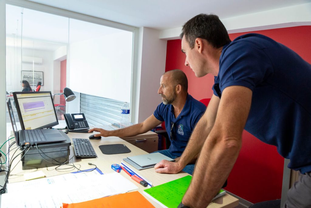 Alexis et Sachant signant un contrat de maintenance toiture pour un client sur Béziers