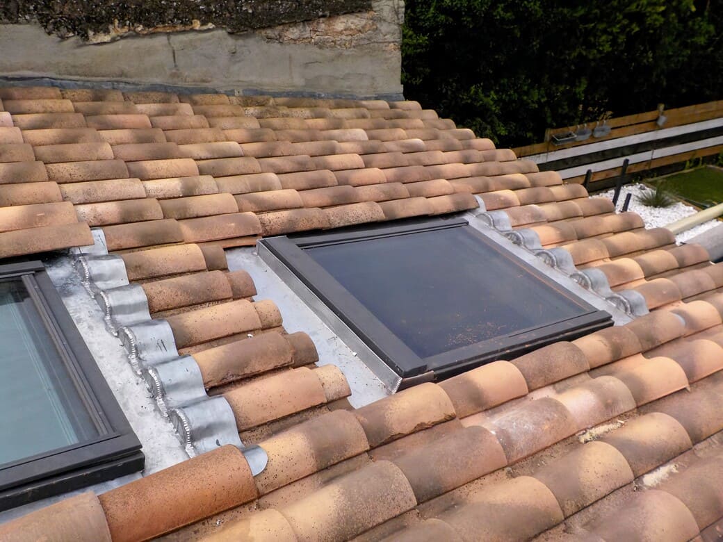 Réparation toiture traditionnelle en tuiles - Réfection d'un abergement de velux en zinc