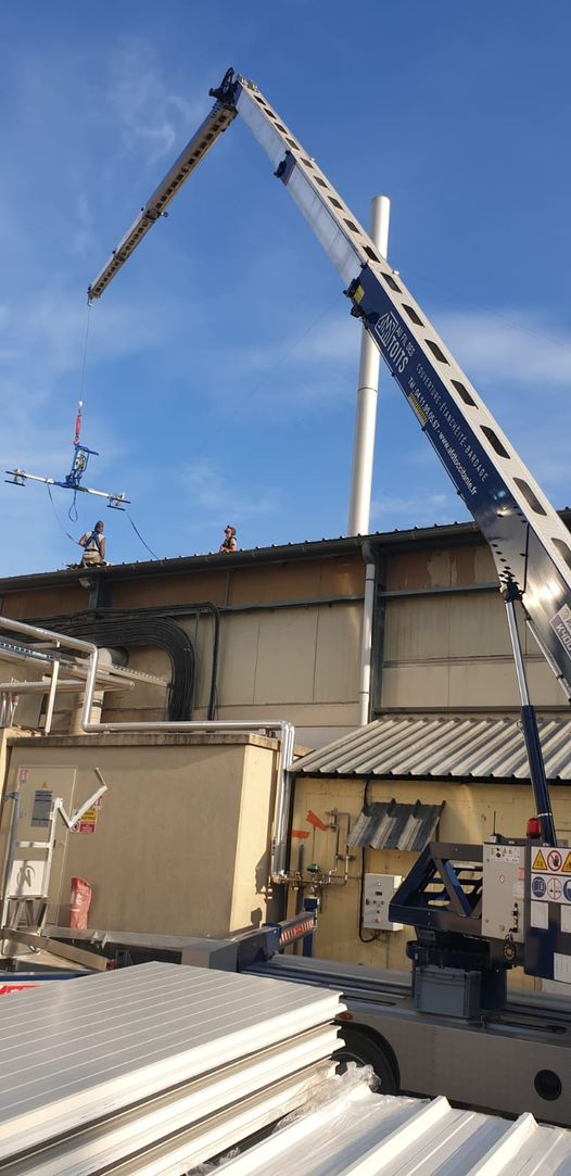 Intervention d'urgence sur toiture d'entreprise en métal dans l'Hérault