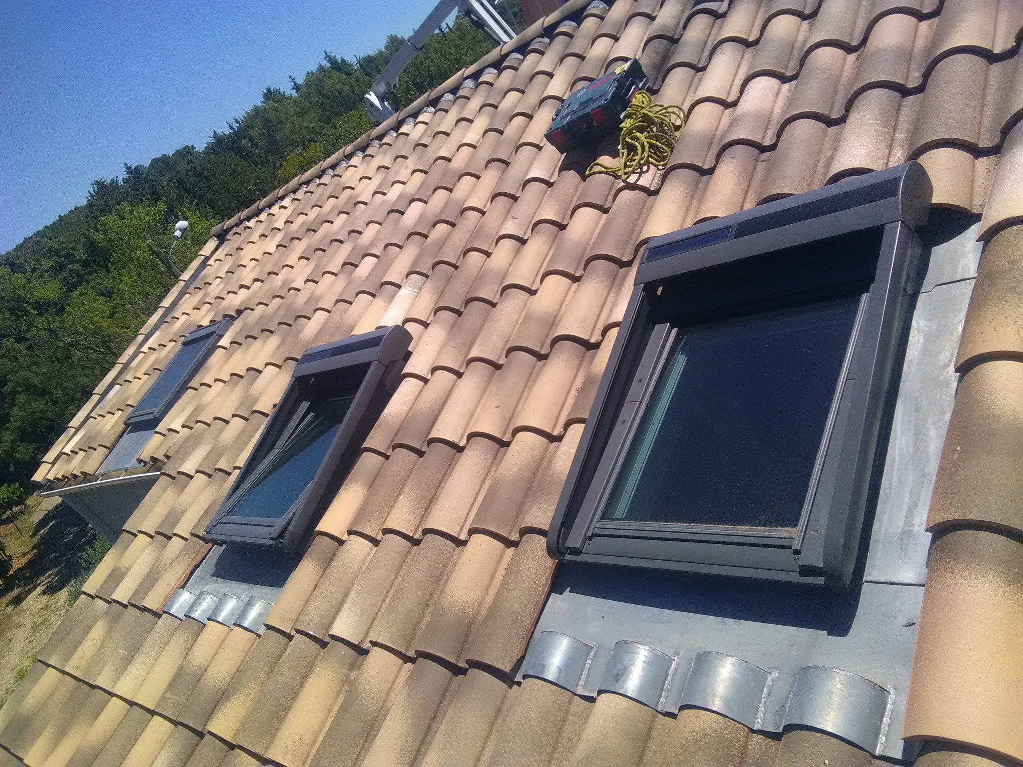 Fenêtre Velux installée sur toiture en tuiles à Montpellier après entretien complet par Au Fil des Toits