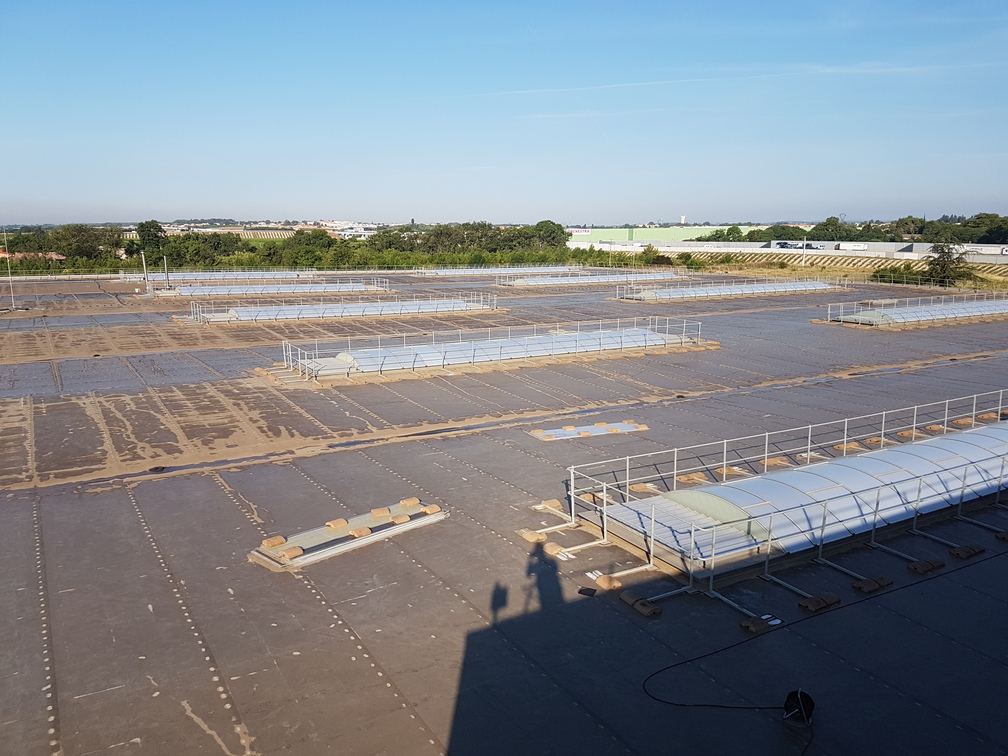 Installation de solutions lumineuses sur toiture industrielle à Montpellier