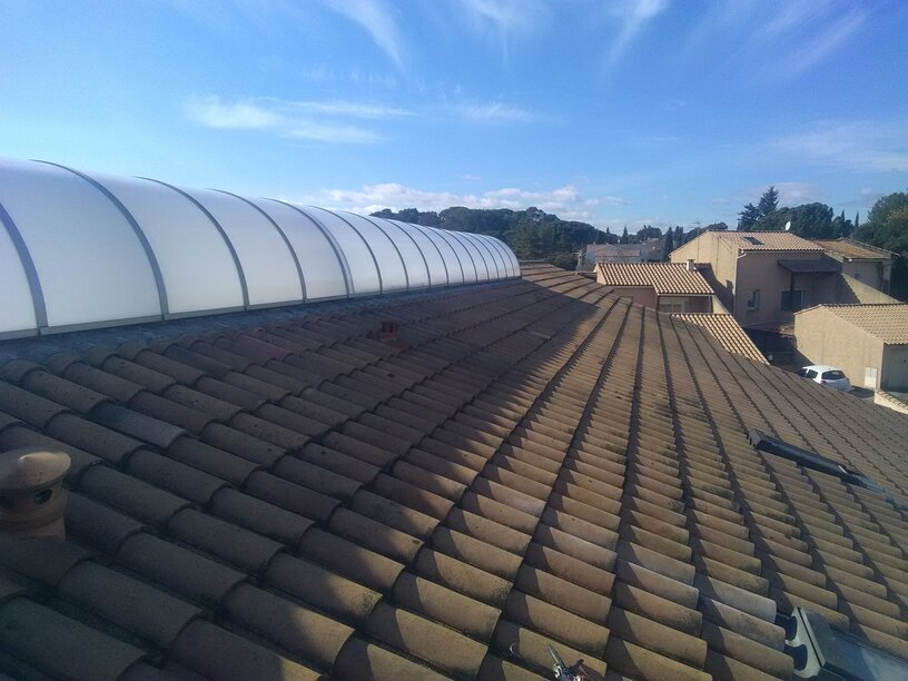 Travaux sur toit incliné à Nîmes pour intégrer une fenêtre de toit et améliorer la luminosité